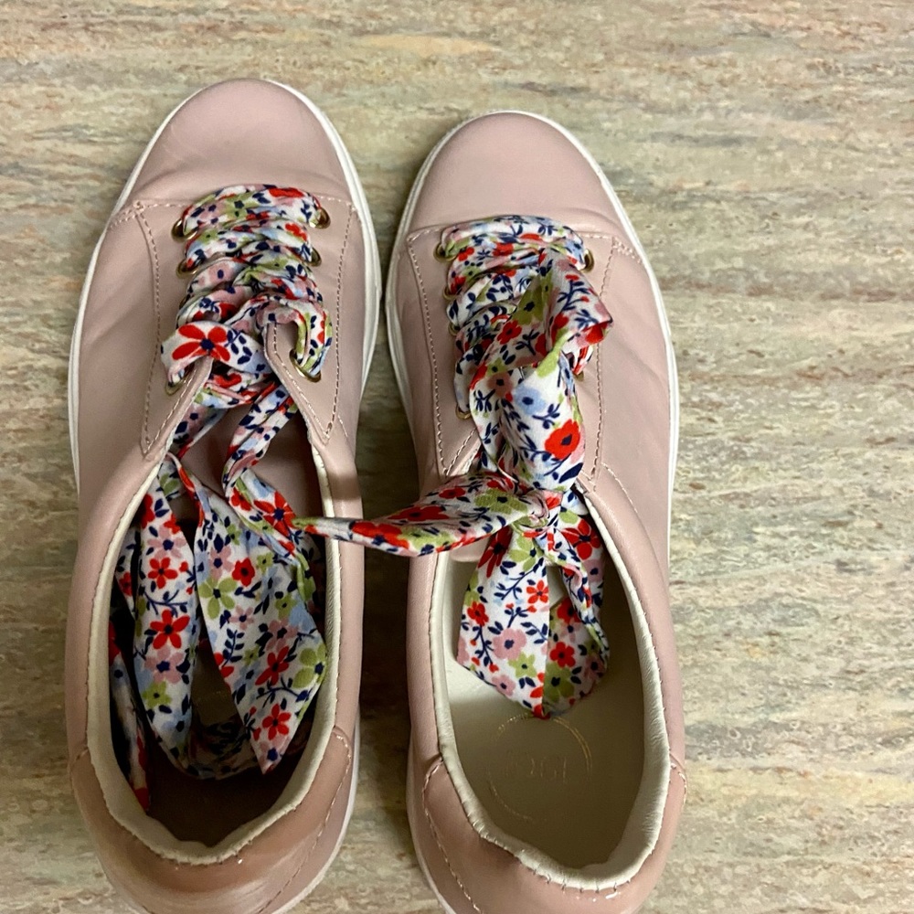 blush nike women's sneakers